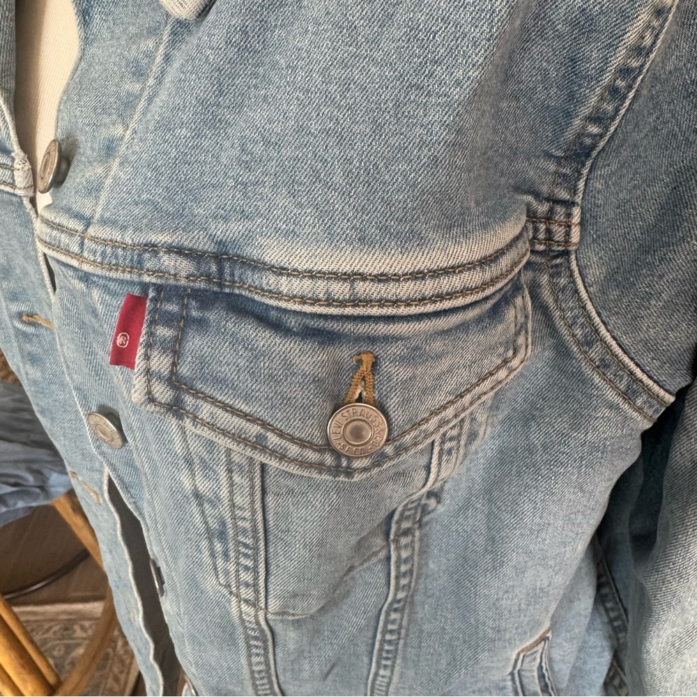 Levi's Blue Jean Jacket Classic Denim Style - Picture 2 of 4